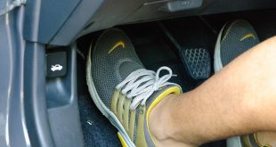 Driving with a manual transmission should step on the front brake or the front clutch 1