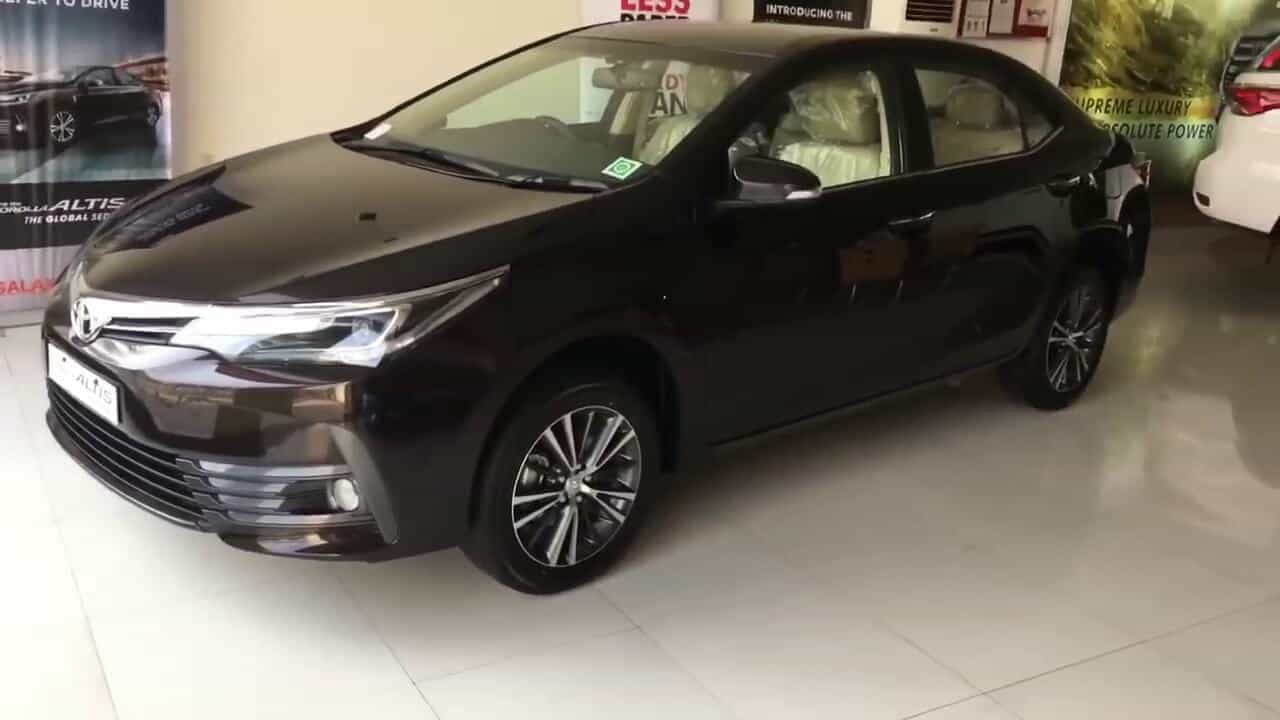 What's the difference between Toyota Altis version 1.8E and 1.8G 2018? 19
