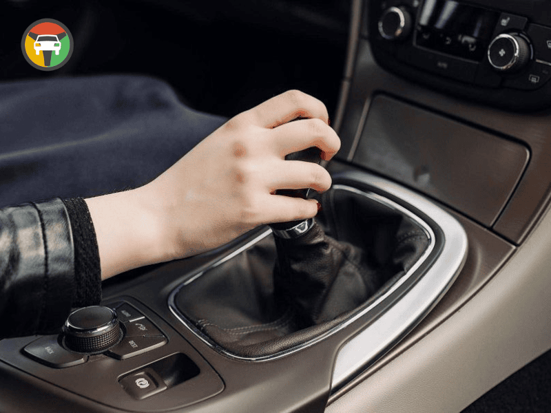 10 Điều Không Được Làm Khi Lái Xe Số Sàn 9 Tỳ tay lên cần số