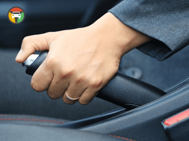 10 Điều Không Được Làm Khi Lái Xe Số Sàn 10 Dùng phanh tay không đúng cách