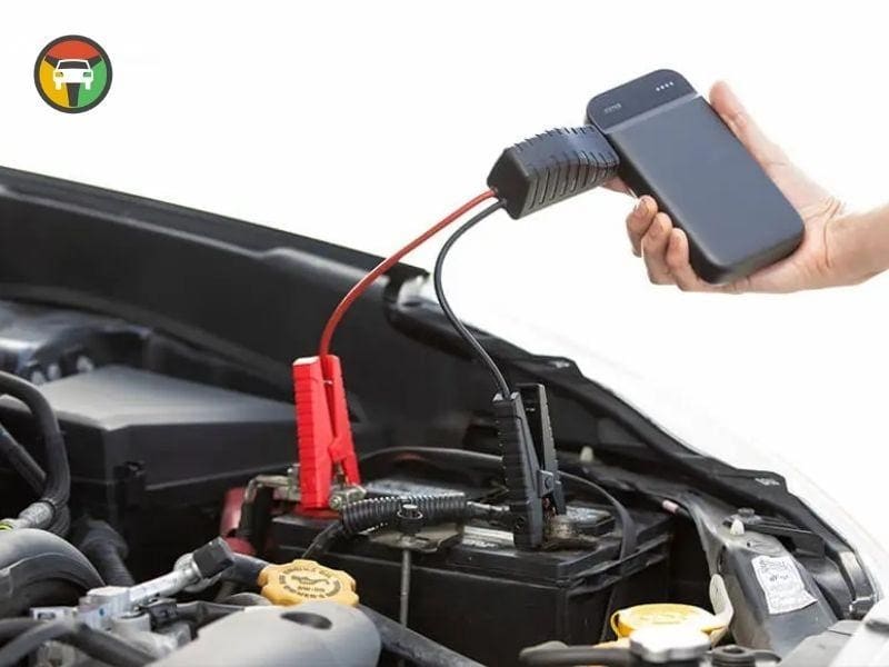 Xe Ô Tô Hết Bình Giữa Đường: Cách Xử Lý Nhanh & An Toàn 11 Sử dụng bộ kích bình cầm tay