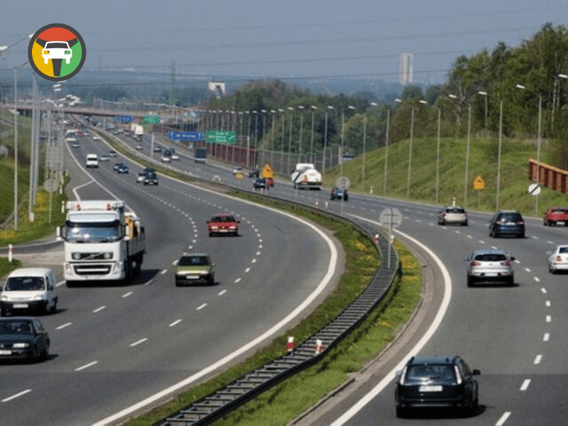 Kinh Nghiệm Lái Xe Ô Tô Trên Cao Tốc An Toàn Cho Tài 11 Làm thế nào chuyển làn và đổi hướng an toàn trên đường cao tốc?