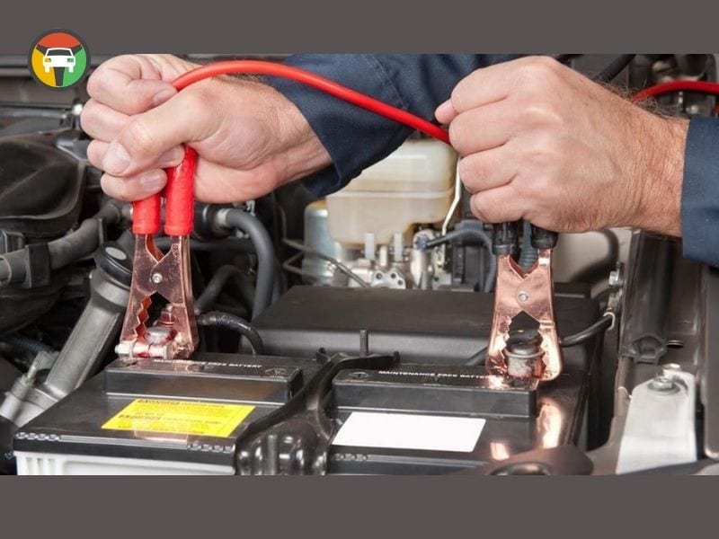 Xe Ô Tô Hết Bình Giữa Đường: Cách Xử Lý Nhanh & An Toàn 14 Đấu nhầm cực là sai lầm phổ biến khi xử lý ô tô hết bình Acquy