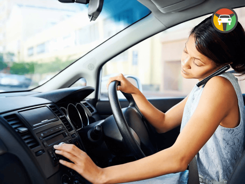 Tác Hại Của Việc Nghe Điện Thoại Trong Khi Lái Xe 7 Nghe điện thoại khi lái ô tô gây ra những nguy hiểm gì?