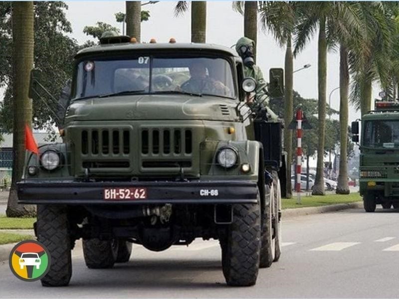 Biển số xe quân sự có nền màu đỏ, chữ và số màu trắng dập nổi