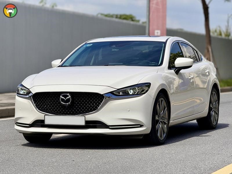 Mazda 6 phù hợp với những người dùng ưu tiên thiết kế sang trọng và cảm giác lái ổn định