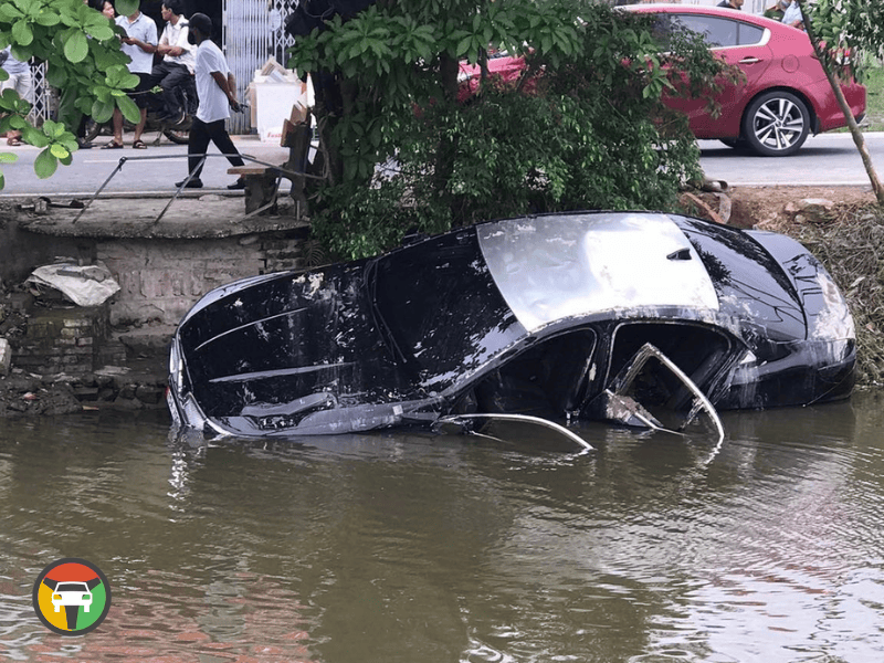 Tại sao bạn cần biết cách thoát khỏi xe khi ô tô lao xuống nước?
