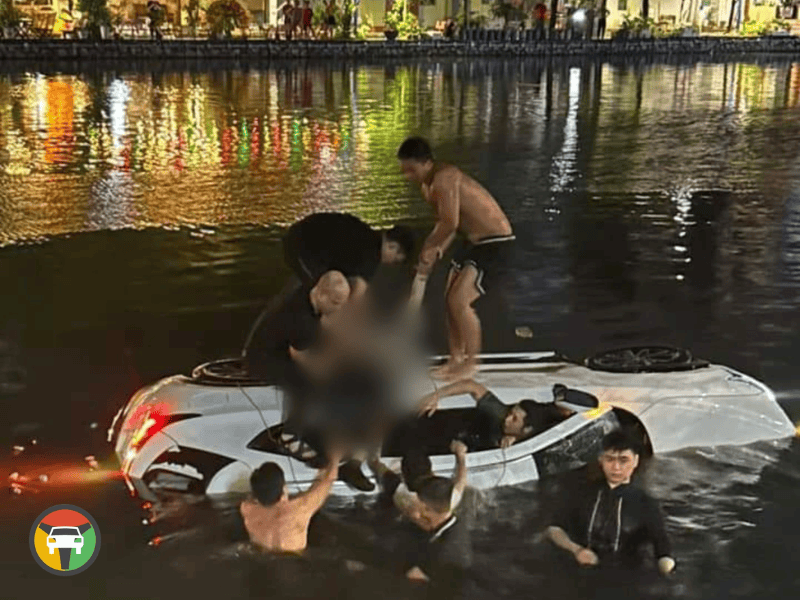 Không nên làm gì khi ô tô lao xuống nước?