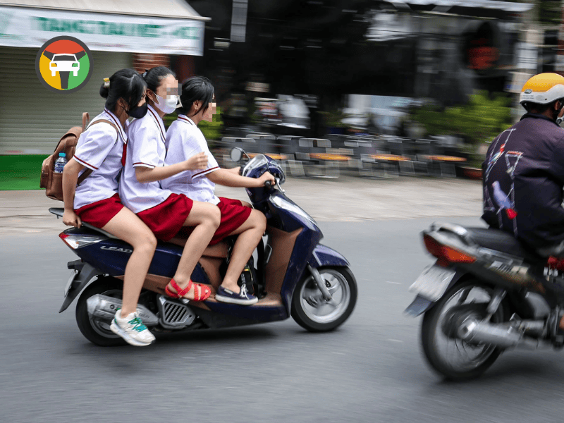 Những lỗi nào thường gặp khi đi xe máy điện và mức phạt ra sao?