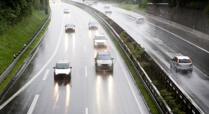 Giữ khoảng cách an toàn khi lái xe trời mưa