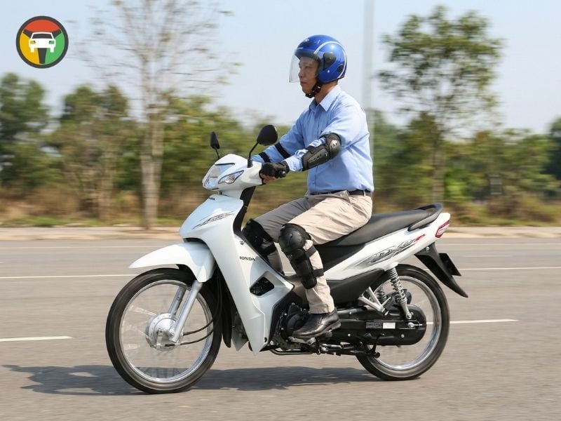 Tư Thế Ngồi Lái Xe Máy Chuẩn Không Bị Mỏi Lưng 12 Tư thế ngồi lái xe máy số