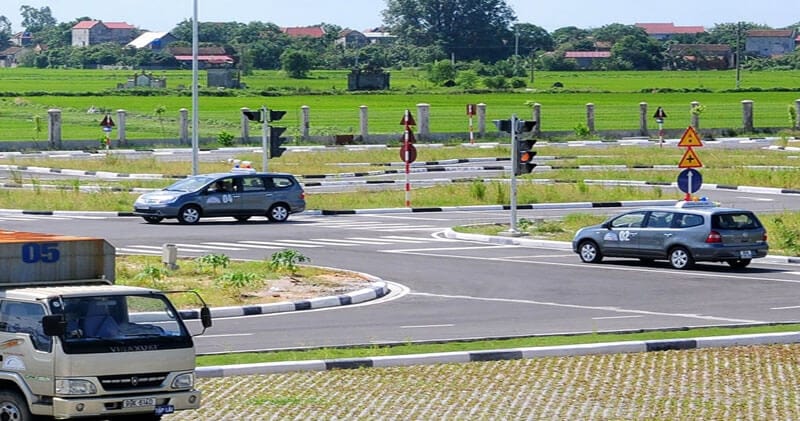 Bằng B khác gì B1? Điều kiện, quyền hạn, xe được lái 6 Thi bằng lái xe hạng B không khó - nhưng sẽ có nhiều sự khắt khe và đòi hỏi nhiều kỹ năng hơn trước