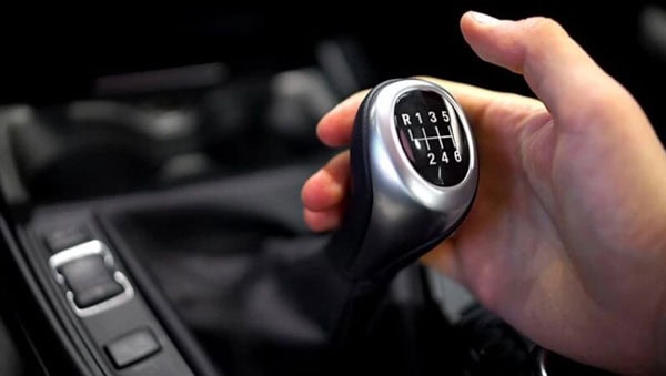 Cách lái xe số sàn không bị chết máy – Hướng dẫn chi tiết cho người mới 10 Cần kiểm tra vị trí số trước khi lái xe - nhất là các xe mới