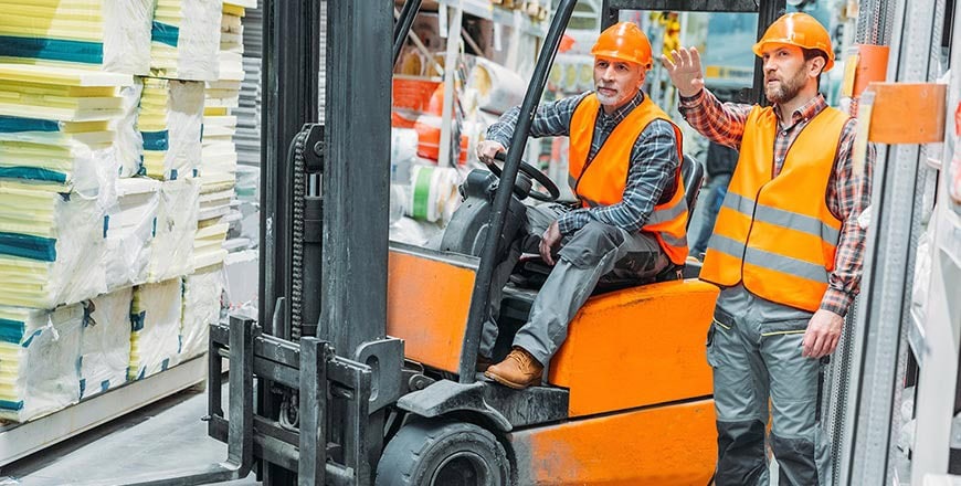Chứng Chỉ Xe Nâng Có Thời Hạn Không? Cập Nhật Quy Định Mới 6 Việc lái xe nâng đòi hỏi kỹ thuật cao vì thế không nên lái khi chưa được đào tạo bài bản