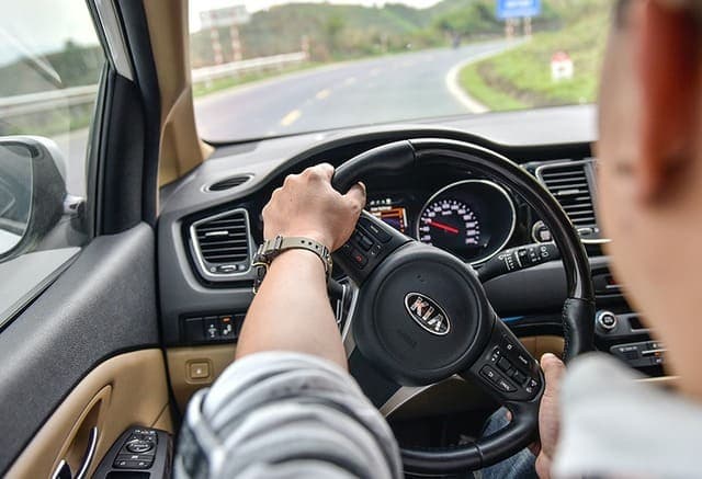 Bài tập thực hành kỹ thuật lái xe số sàn khi vào cua