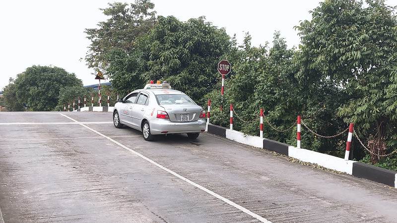 Cách lái xe số sàn xuống dốc