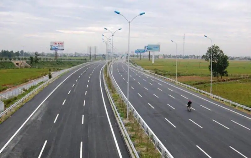 Lời khuyên để lùi xe an toàn, đúng luật trên đường đôi