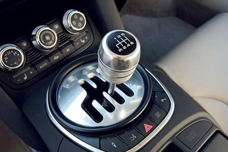 10 Điều Không Được Làm Khi Lái Xe Số Sàn - Sai Lầm Người Mới Cần Tránh 6 Quên về số thấp khi lên hoặc xuống dốc
