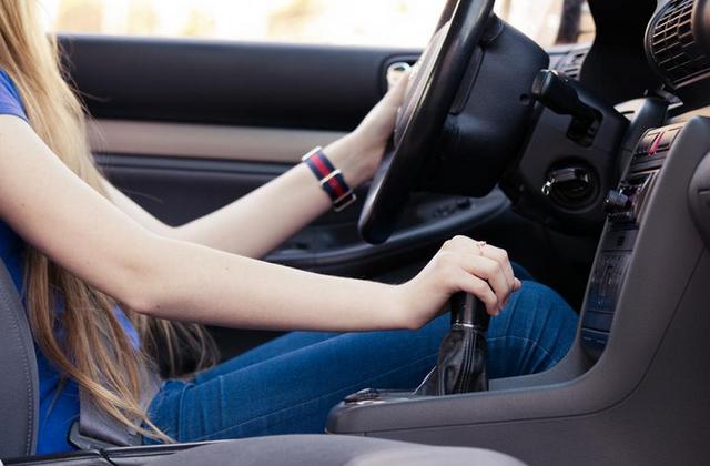 10 Điều Không Được Làm Khi Lái Xe Số Sàn - Sai Lầm Người Mới Cần Tránh 5 Rà côn hoặc đạp côn nửa chừng liên tục