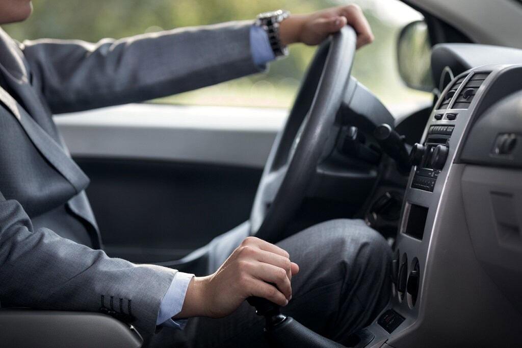 10 Điều Không Được Làm Khi Lái Xe Số Sàn - Sai Lầm Người Mới Cần Tránh 7 Không kiểm soát tốc độ khi chuyển số