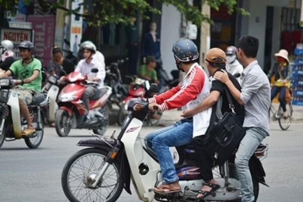 Khi Nào Xe Máy Được Chở 3 Người? Giải Thích Chi Tiết 7 Mức phạt khi chở 3 người trái quy định
