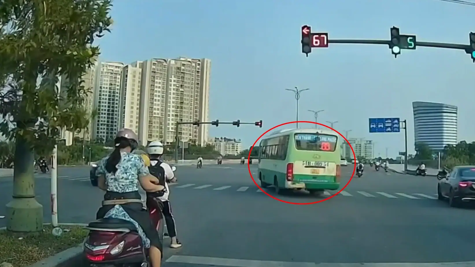 Lưu ý tránh vi phạm vượt đèn đỏ khi lái xe ô tô