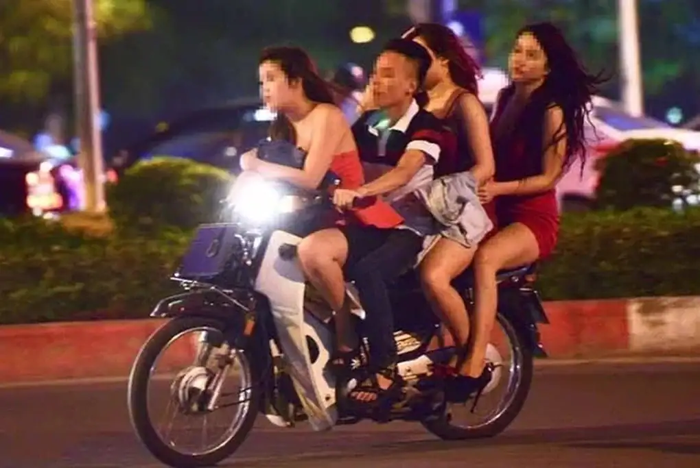 Mức phạt lỗi xe máy chở 3 người theo các tình huống