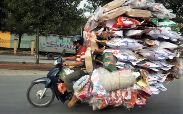 Mức phạt đối với cá nhân điều khiển xe máy chở hàng cồng kềnh