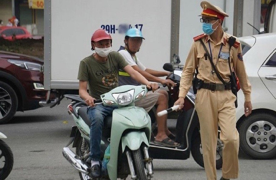 Vì sao vi phạm xe máy không gương bị xử phạt mạnh