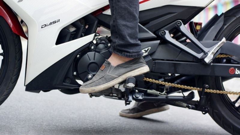 Xe Máy Bị Kẹt Số - Nguyên Nhân Và Cách Xử Lý Cho Người Mới Lái 6 Nguyên nhân khiến xe máy bị kẹt số thường gặp