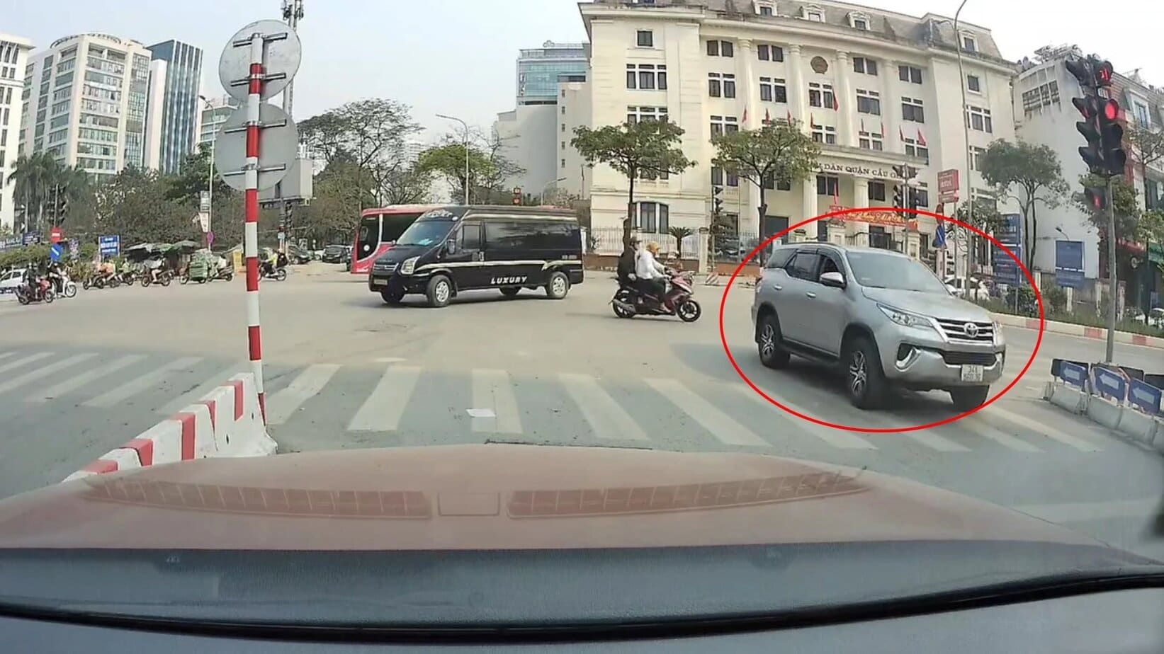 Xử lý tình huống để tránh vi phạm ô tô đi ngược chiều