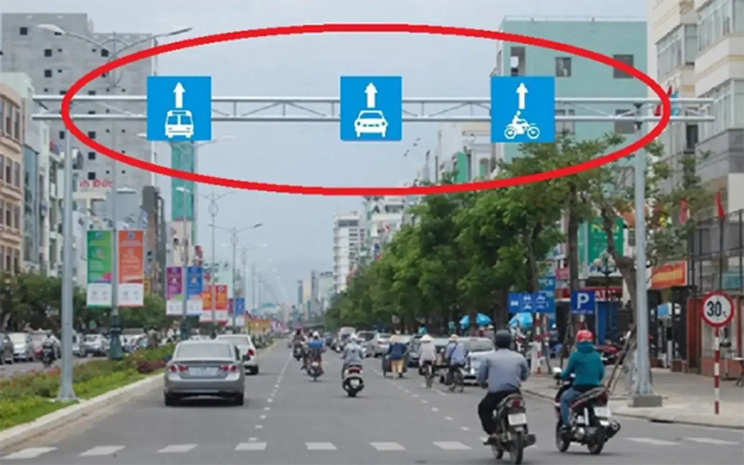 Cách Đi Đúng Làn Đường Cho Xe Máy Theo Luật Mới - Hướng Dẫn Chi Tiết 5 Khái niệm về “làn đường”, “phần đường dành cho xe máy”