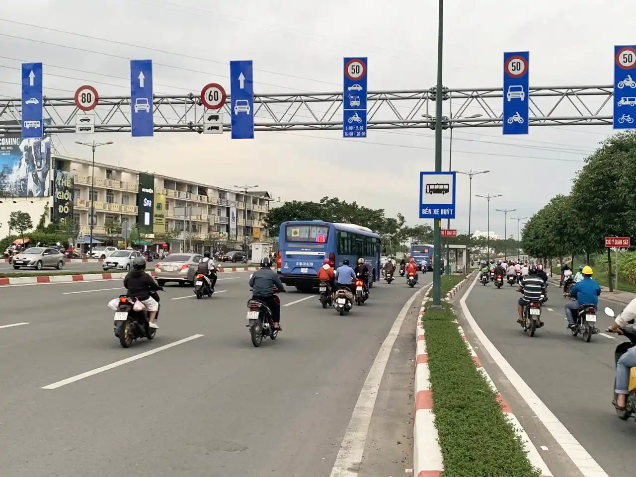 Đường 3 Làn Xe Máy Đi Làn Nào Theo Luật Mới? Giải Đáp Chi Tiết 5 Vai trò của biển báo và vạch kẻ đường