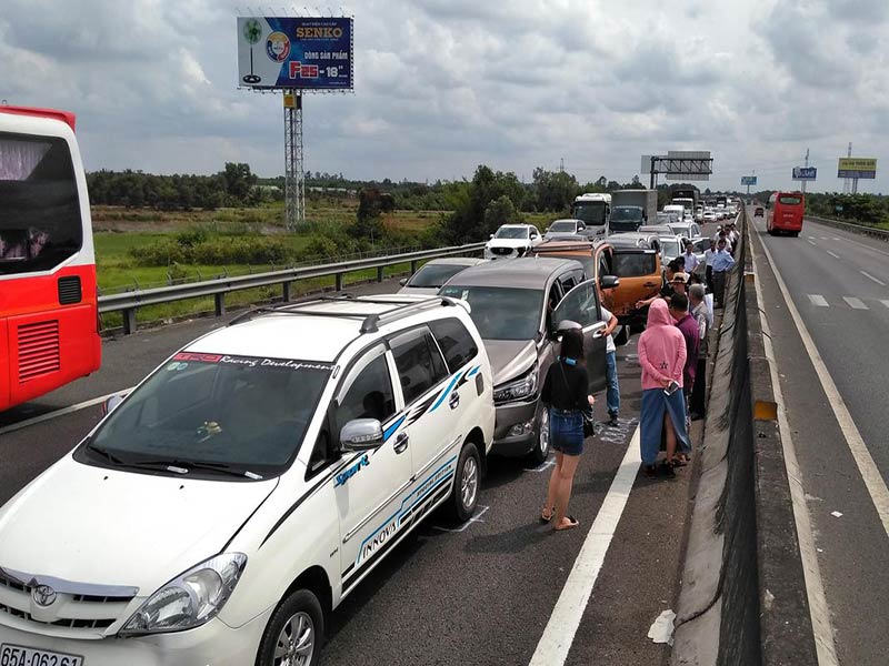 Lỗi Không Giữ Khoảng Cách An Toàn Xe Ô Tô - Quy Định, Mức Phạt 2025 5 Vi phạm lỗi không giữ khoảng cách an toàn xe ô tô