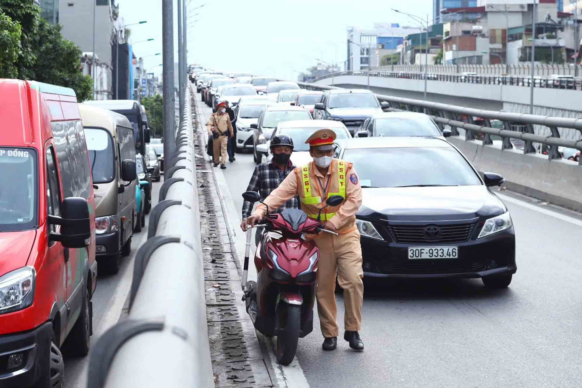 Vì sao nhiều người đi xe máy dễ vi phạm lỗi đường cấm?