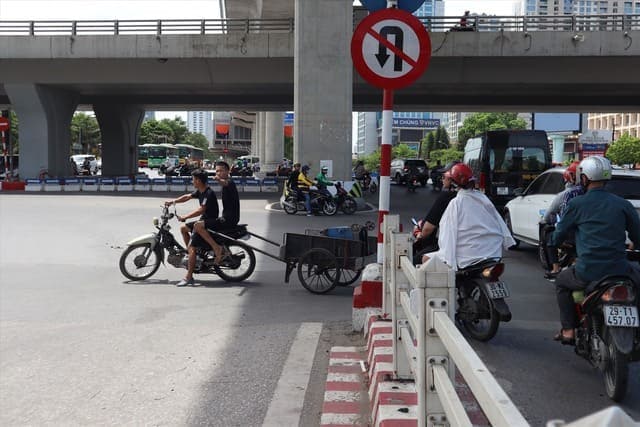 Quay Đầu Xe Máy Đúng Luật: Vị Trí Được Phép, Bị Cấm & Mức Phạt Mới 6 Mức phạt khi quay đầu xe máy sai luật