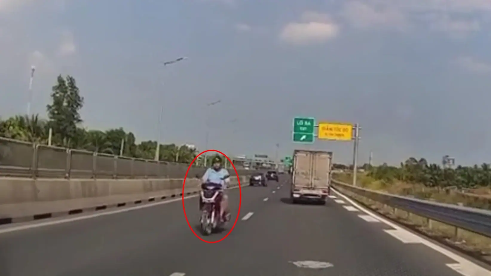 Xe Máy Đi Ngược Chiều Cao Tốc: Lỗi Nặng, Phạt Cao 7 Hậu quả khi xe máy lưu thông trên cao tốc