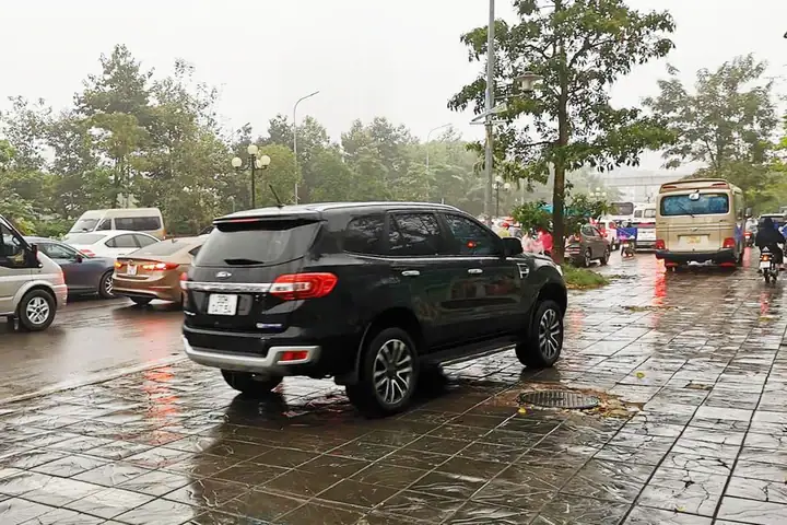 Xe Ô Tô Leo Lề Phạt Bao Nhiêu? Mức Phạt & Quy Định 6 Tránh tình huống leo lề khi lái xe ô tô