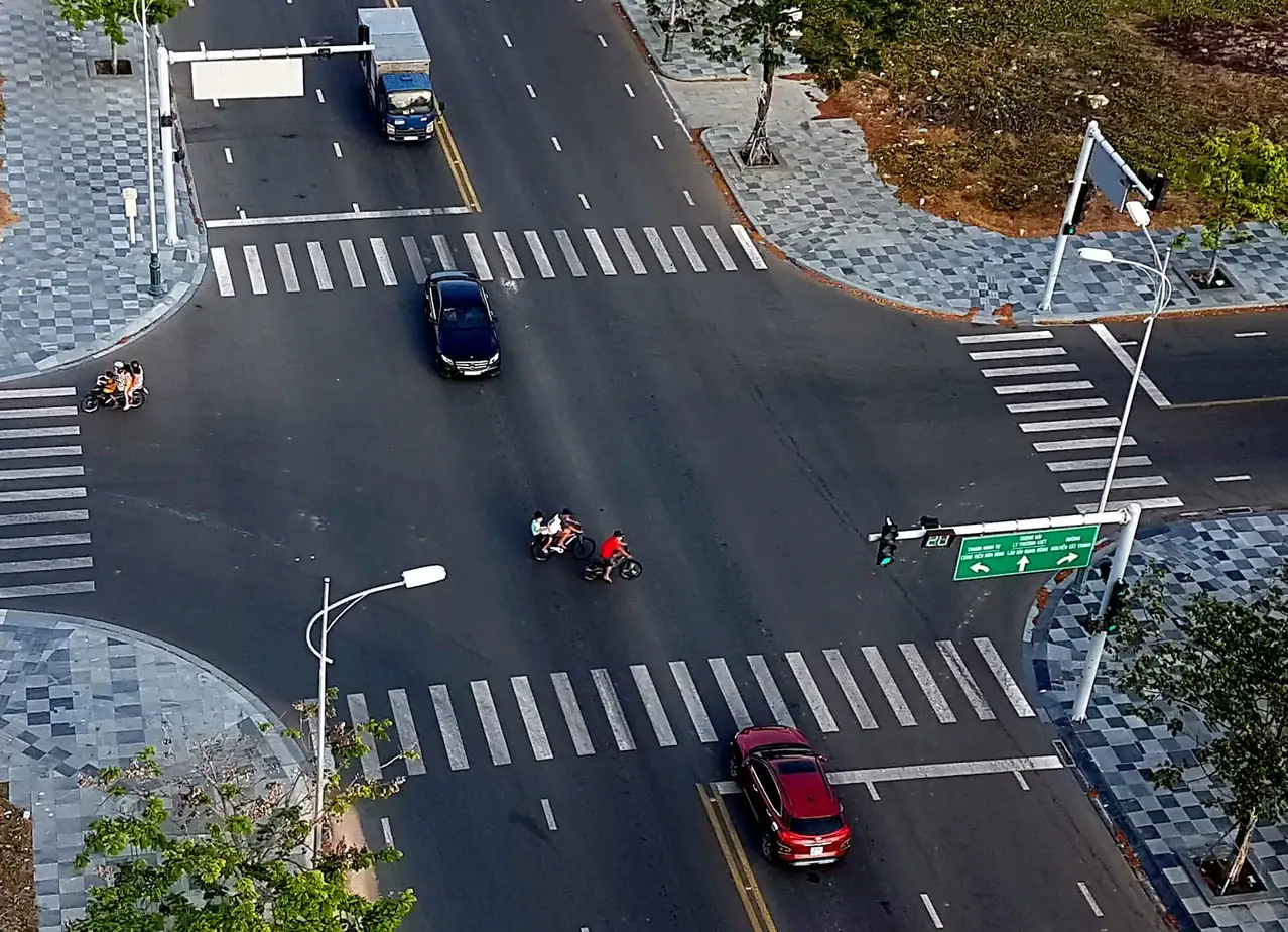 Giải Đáp: Có Được Quay Đầu Xe Ở Ngã Tư Không? Quy Định Mức Phạt 7 Quay đầu xe ở khu vực ngã tư có đèn tín hiệu