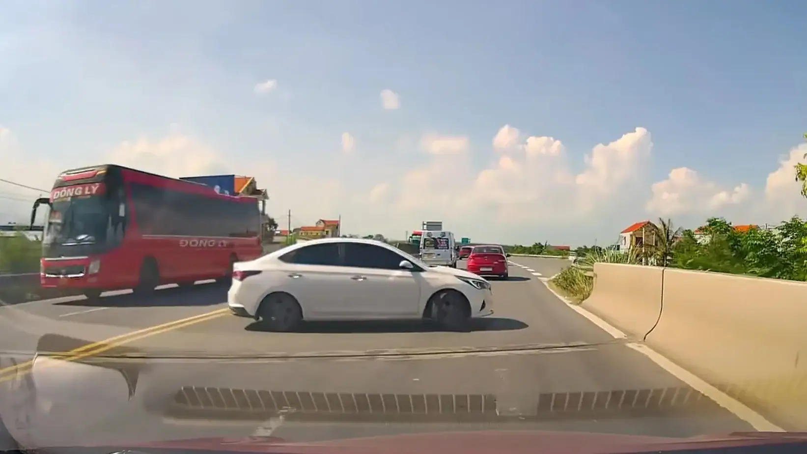 Quay Đầu Xe Trên Cao Tốc: Quy Định & Mức Phạt Cập Nhật 2026 8 Tình huống và cách xử lý khi đi nhầm lối trên cao tốc