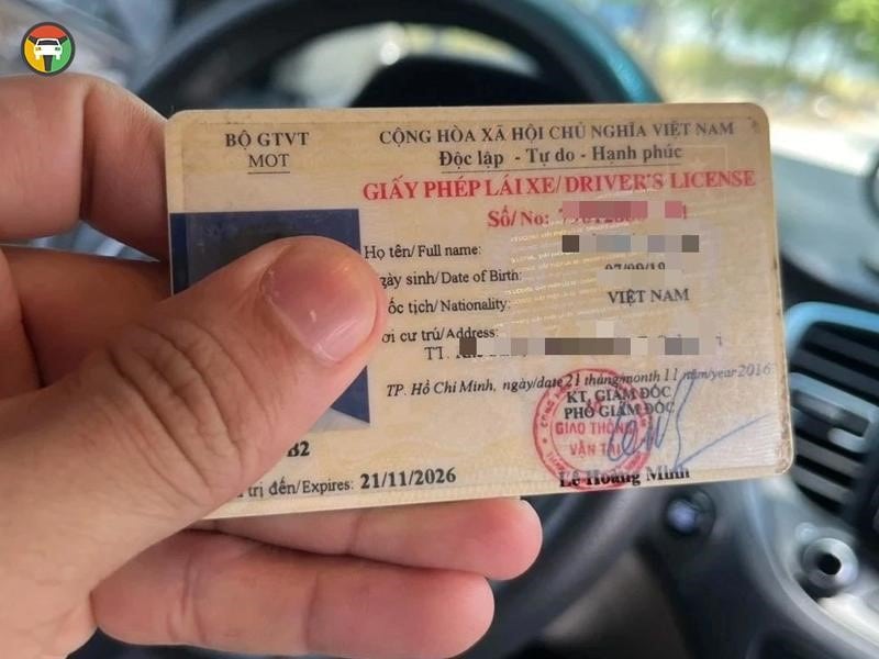 Bằng lái ô tô không thể thay thế cho bằng lái xe máy khi điều khiển mô tô, xe gắn máy
