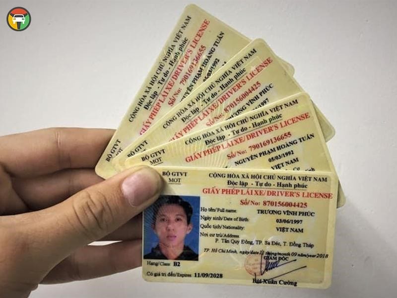 Bằng lái xe máy hạng A và A1 là hai loại giấy phép dành cho người điều khiển mô tô hai bánh,