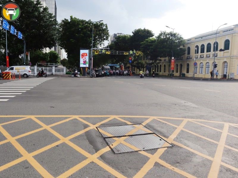 Vạch Mắt Võng Là Gì? Quy Định & Lưu Ý Quan Trọng Khi Gặp Vạch Mắt Võng 10 Việc dừng xe trên vạch mắt võng sẽ bị xử phạt theo pháp luật