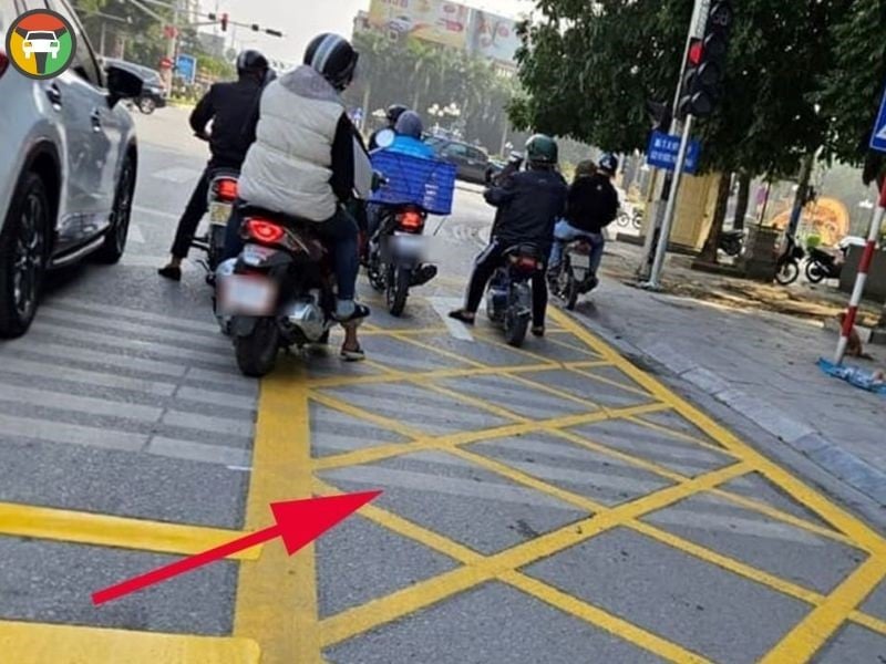 Vạch Mắt Võng Là Gì? Quy Định & Lưu Ý Quan Trọng Khi Gặp Vạch Mắt Võng 9 Vạch mắt võng thường xuất hiện tại các nút giao thông lớn, ngã ba, ngã tư đông đúc, khu vực dẫn lên xuống cầu, hoặc các điểm tiềm ẩn tai nạn.