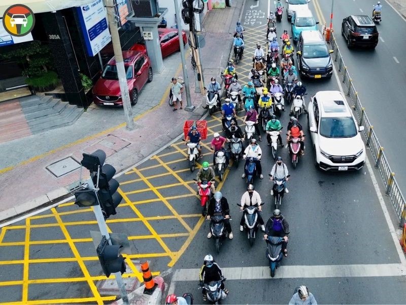 Vạch Mắt Võng Là Gì? Quy Định & Lưu Ý Quan Trọng Khi Gặp Vạch Mắt Võng 8 Vạch mắt võng là vạch kẻ đường có các đường đan chéo nhau hình thoi hoặc hình chữ nhật, thường có màu vàng.