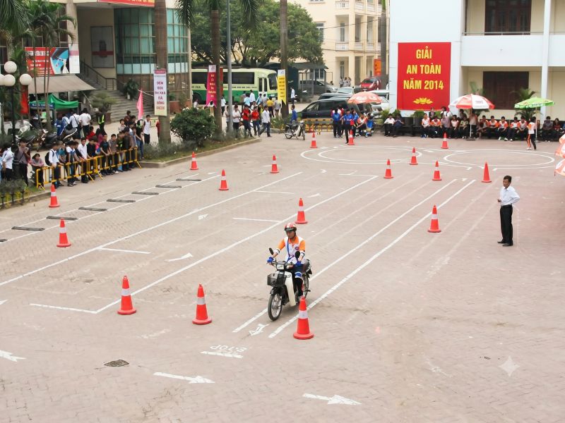 Đề Thi Bằng Lái Xe Máy Hạng A, A1 Mới Nhất Hiện Nay 11 Bài sát hạch số 2 – Đi qua vạch đường thẳng
