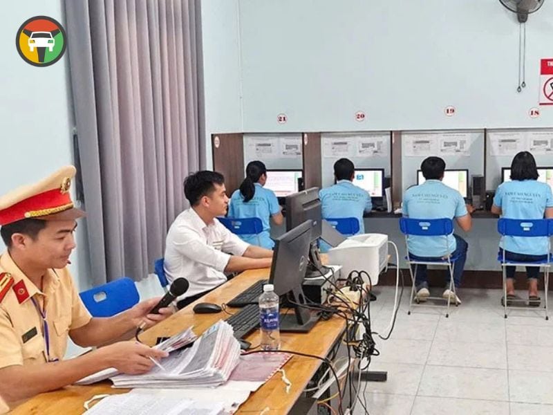 Đề Thi Bằng Lái Xe Máy Hạng A, A1 Mới Nhất Hiện Nay 9 Hình ảnh học viên đang thi lý thuyết bằng lái xe máy