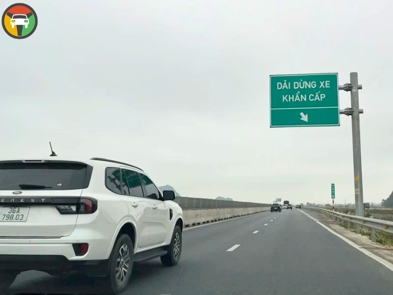 Khi Nào Được Dừng Ở Làn Khẩn Cấp Trên Cao Tốc? Quy Định & Mức Phạt Mới Nhất 7 Làn khẩn cấp là phần đường nằm ngoài cùng bên phải cao tốc