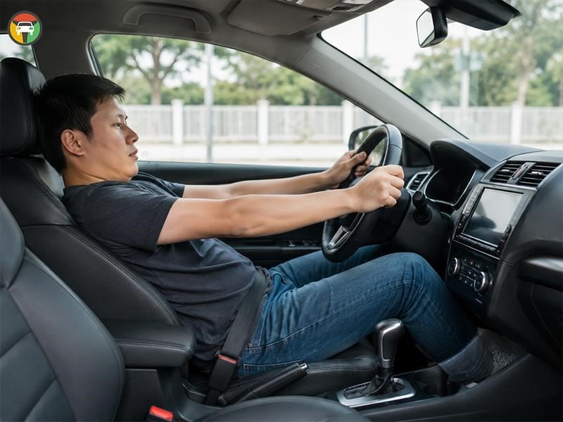 Kinh Nghiệm Tránh Đạp Nhầm Chân Ga Xe Ô Tô Cho Tài Mới 14 Tư thế ngồi sai lầm dễ đạp nhầm chân phanh thành chân ga