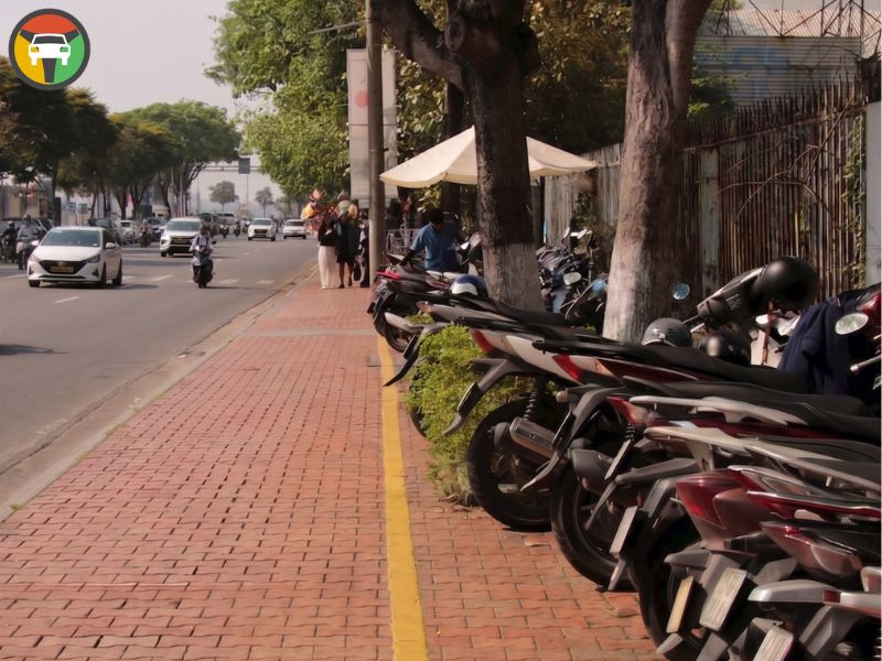 Xe Máy Đi Trên Vỉa Hè: Quy Định & Mức Phạt Mới Nhất 9 Đỗ xe trên vỉa hè ở nơi được phép